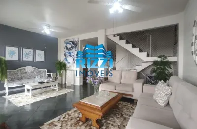 Linda casa com 190m² em condomínio fechado na freguesia