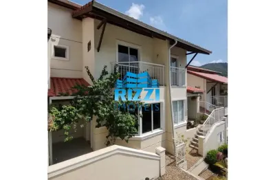 Casa triplex em condomínio fechado na estrada do pau ferro