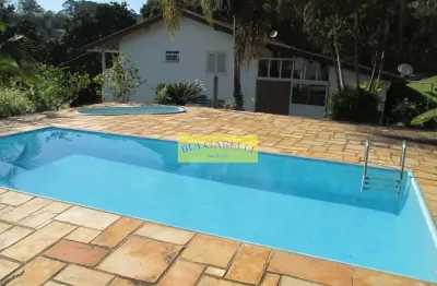 Linda chácara à venda  contendo 3 dormitorios 1 suite , salão , churrasqueira com forno , piscina .