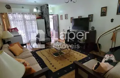 Sobrado à venda com  3 dorms 2 vagas na região da aclimação com 267 mt2