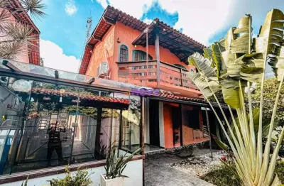 Excelente residência localizada em área privilegiada, próxima aos principais comércios da região.