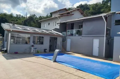 Casa a venda em Serra Negra Bairro dos Macacos próximo do centro.