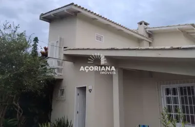 Casa com 3 quartos para alugar na pinguim, 87, campeche, florianópolis por r$ 7.200