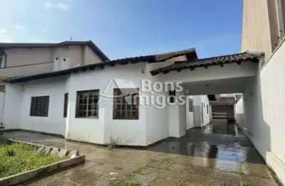 Casa com 3 quartos para alugar na rua dona sazá lattes, 724, uberaba, curitiba por r$ 3.500
