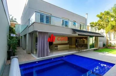 Venha morar em um condomínio de alto padrão, sobrado com 600m² 3 suites1 master com 2 banheiros, sala para 4 ambientes,5 vagas cobertas.