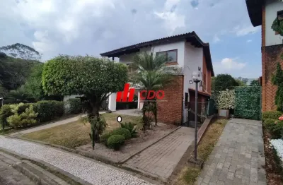 Imponente sobrado em condomínio no Horto do Ype, São Paulo-SP: 4 quartos, 2 suítes, 3 salas, 5 banheiros, 4 vagas, 350m².