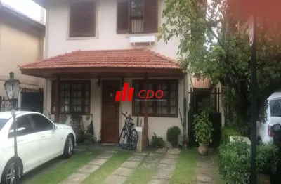 Sobrado condomínio morumbi sul:4 dormitórios sendo 3 suítes, sala para 3 ambientes,4 vagas, churrasqueira, útil de 350m² terreno de 10 x 25 =250m²
