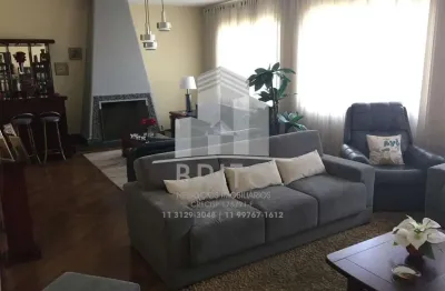 Casa à venda na vila irmãos arnoni,  02 vagas, 03 dormitórios, sendo 01 suíte, banheiros com clarabóia, pé direito alto, lareira, copa cozinha grande