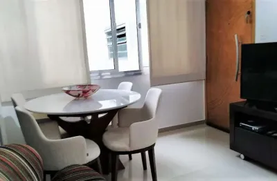 Apartamento reformado e bem iluminado,  com 01 dormitório, 01 sala com espaço para dois ambientes, 01 banheiro, cozinha e  área de serviço,