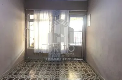 Casa térrea com edícula, 02 vagas de garagem. ótima localização à 100 metros da futura estação água rasa do metrô