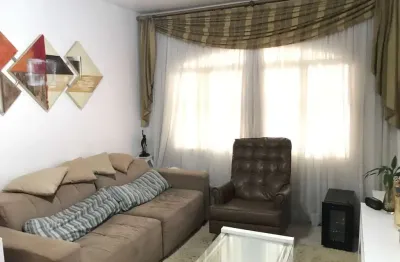 Casa assobradada com 03 dormitórios, sendo 01 suíte, 02 vagas, sala p/ 02 ambientes, lavabo, área de serviço com dormitório adicional, fino acabamento