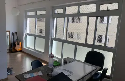 Amplo apartamento ao lado do metrô oscar freire com 02 dormitórios e uma vaga de garagem, andar alto,  bem conservado, 03 banheiro e dependência de em