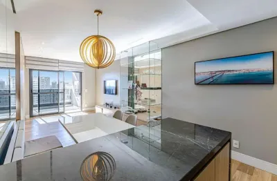 Apartamento de dois dormitorios no trigesimo primeiro andar, com umas das vistas mais incriveis que voce tera da cidade!