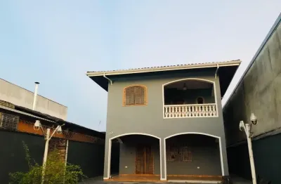 Lindo sobrado em uma área de comércio uma ótima localização.