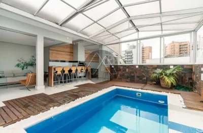 Cobertura com piscina coberta, próxima ao club curitibano