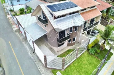 Triplex com 5 quartos, energia solar e garagem para 3 carros no centro