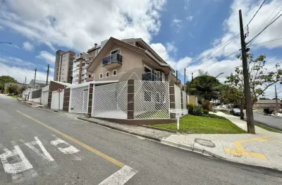 Triplex com 5 Quartos, Energia Solar e Garagem para 3 Carros no Centro