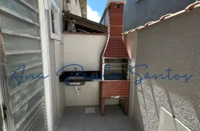 OPORTUNIDADE NO MACUCO! Sobrado de frente para a rua com quintal e churrasqueira em Santos - SP