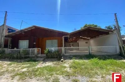 Casa com 3 quartos para alugar na Avenida Dom Henrique II, 54, Brasília, Itapoá por R$ 3.000