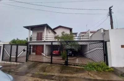 Linda casa á venda e locação 500m² de terreno e 346m² construção jardim do vale