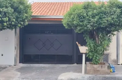 Casa á venda terreno de 150m² possui 3 dorm, 2 banheiros, 3 vagas de garagem cobertas