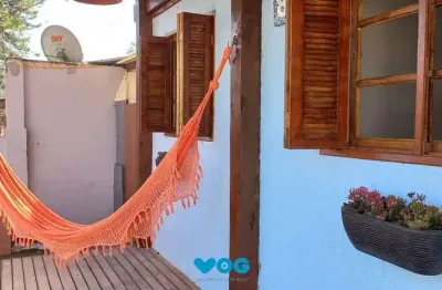 Casa térrea de 2 dormitórios, living, cozinha, churrasqueira, área de serviço, b