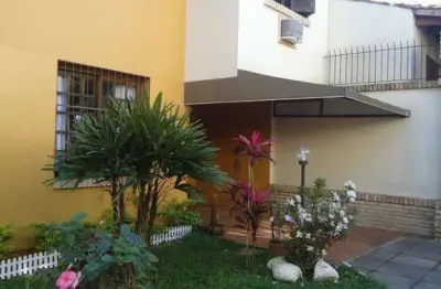 Casa em condomínio, com 3 dormitórios, sendo 1 suíte, 1 vaga coberta, no bairro