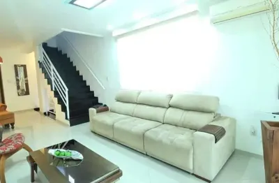 Sobrado Triplex Alto padrão a três quadras da praia no bairro do Marapé