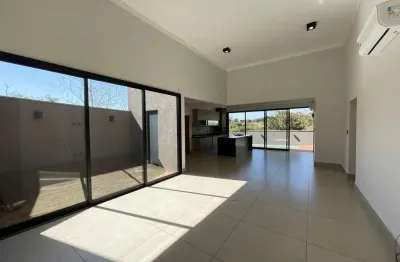 Casa térrea com 3 suítes, com 206 m², completa em armários em condomínio na região de ribeirão preto