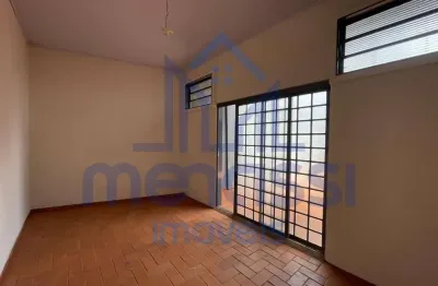 Excelente casa comercial com mais de 4 salas independentes, 4 banheiros e vagas de garagem.