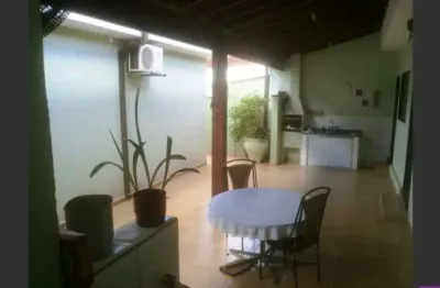 Excelente casa com 3 dormitórios sendo 1 suíte no Jardim Irajá em Ribeirão Preto.