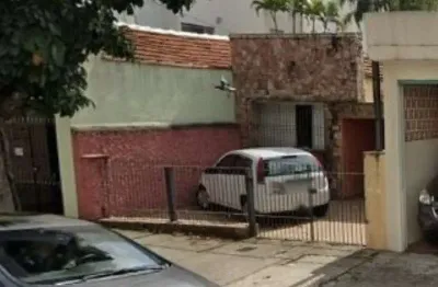 Terreno com 280 m² , sendo 7 m de frente e fundo x 40 m de comprimento. com casa velha para demolição.