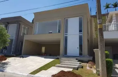 Residência nova, com três suítes, amplo living, cozinha. quatro vagas de garagem, fino acabamento. sem piscina.