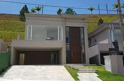 Linda casa no condomínio valville 1, com 393 m² total/303 m² útil/5 banheiros/4 vagas/3 suítes.