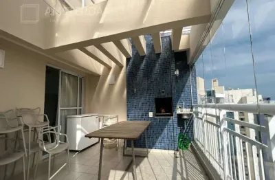 Cobertura duplex à venda com 3 dormitórios e área gourmet com vista da serra e do mar.