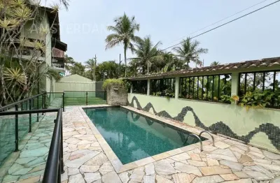 Casa à venda de em condomínio frente ao mar, 2 dormitórios, climatizada, atendido com piscina, área gourmet, 1 vaga.