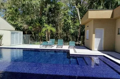 Casa à venda no M21 na Riviera, rua larga, com 6 suítes, piscina com deck coberto, 300 m² de área construída.