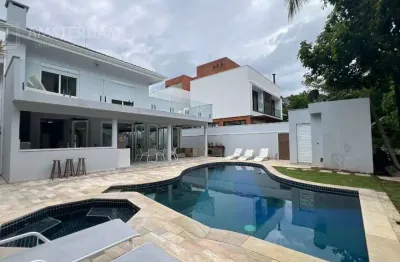 Casa para locação anual no M3 na Riviera, a 400 metros da praia, 5 suítes, piscina, ampla área gourmet, com 500,00 m² de área construída.