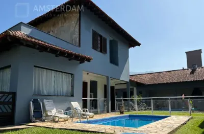Casa em condomínio em 2 terrenos, com piscina, no maitinga bertioga