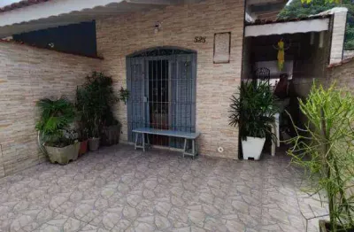 Casa com 02 dormitórios em localização privilegiada na praia de mongaguá