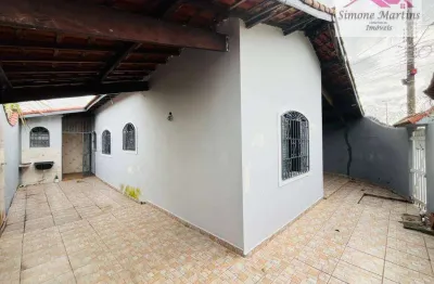 Casa lado praia com 02 dormitórios e amplo espaço de quintal