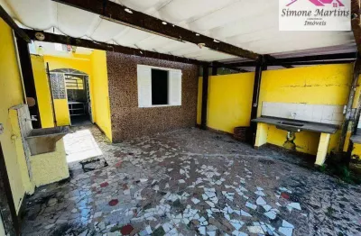 Casa em ótima localização e amplo espaço de quintal à venda na praia de mongaguá