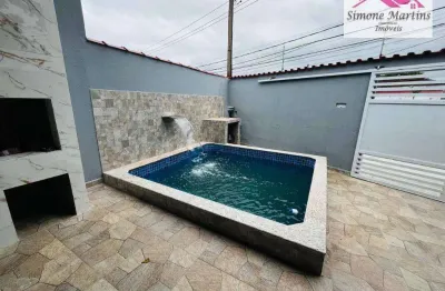 Casa com 03 dormitórios e piscina lado praia na cidade de mongaguá