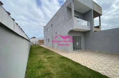 Sobrado com amplo espaço de quintal e  03 dormitórios à venda na praia de mongaguá