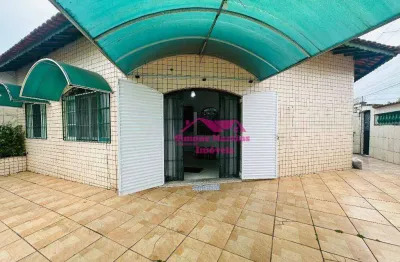 Casa com 02 dormitórios e amplo espaço de quintal á venda em localização privilegiada na praia de mongaguá