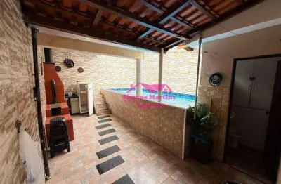 Casa com 03 dormitórios e piscina em localização privilegiada na praia de mongaguá
