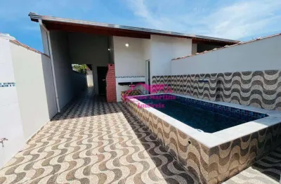 Casa nova com piscina na praia de itanhaém em rua pavimentada