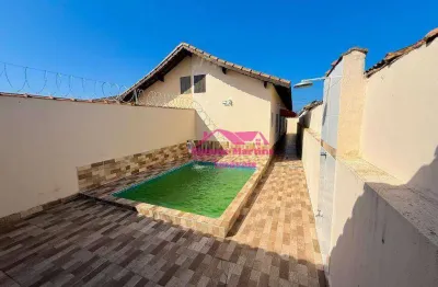 Casa com piscina e 02 quartos á venda na praia de mongaguá, oportunidade!