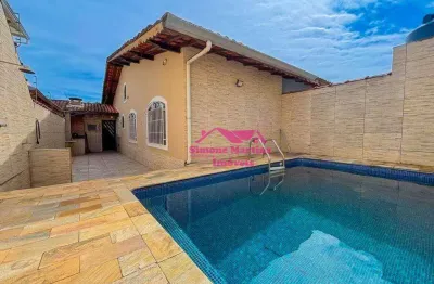 Casa com piscina em localização privilegiada á venda na praia de mongaguá