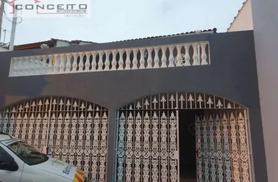 Casa com 3 dormitórios, suíte, varanda, 2 vagas de carro coberta rua particular